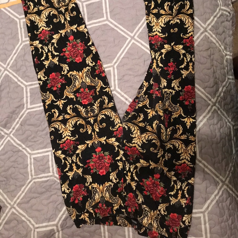 Flowers with gold legging
